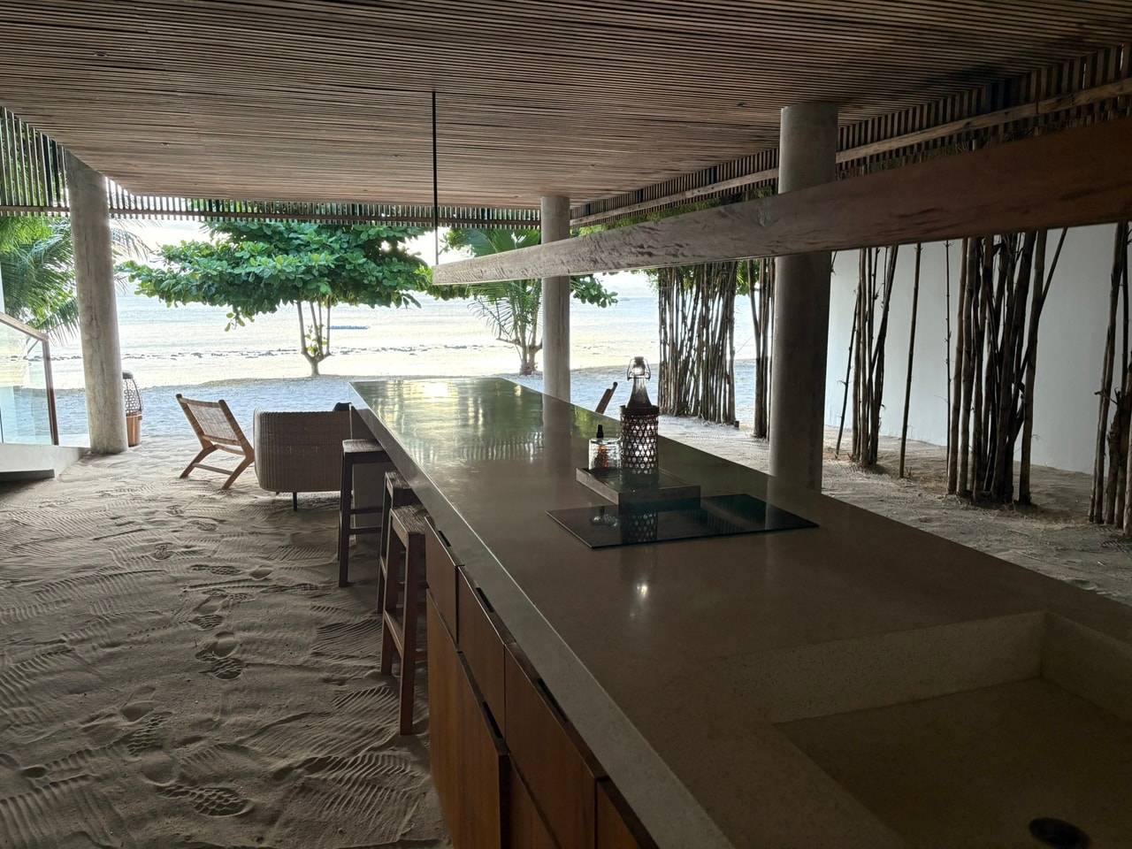 人々が集まって会話も弾むダイニングテーブル。