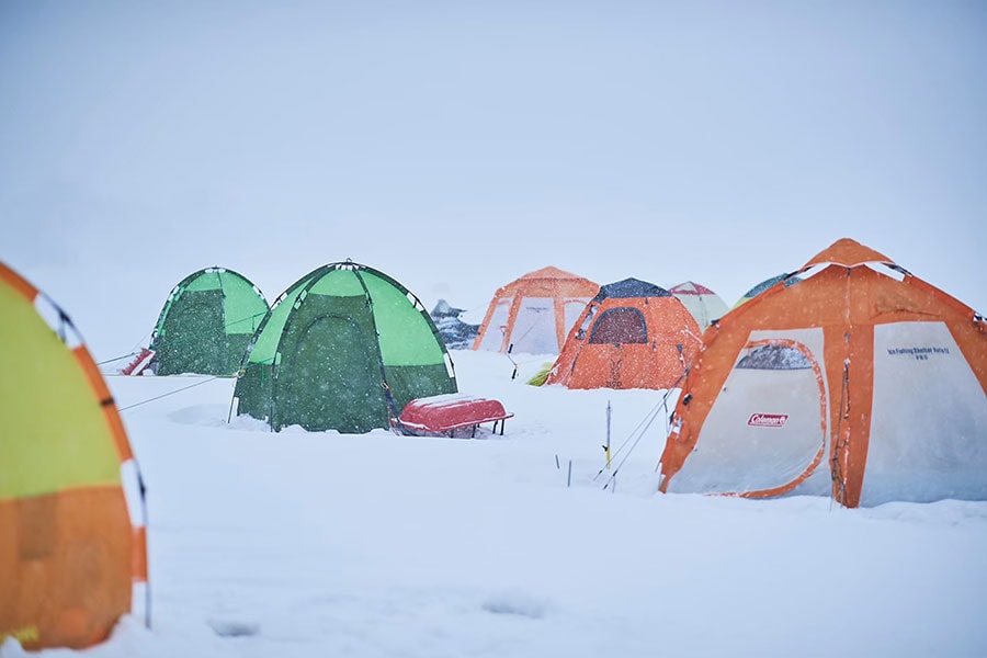 1月後半からの1カ月の間は湖が結氷して色とりどりのテントが並ぶ。