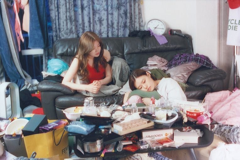 ©金原ひとみ/集英社・映画「ミーツ・ザ・ワールド」製作委員会