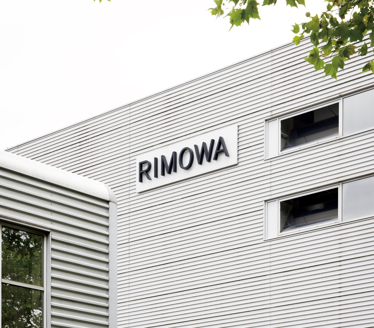 ケルン郊外にあるリモワの工場。スーツケースと同様、ブランドの顔ともいえるグルーヴ。