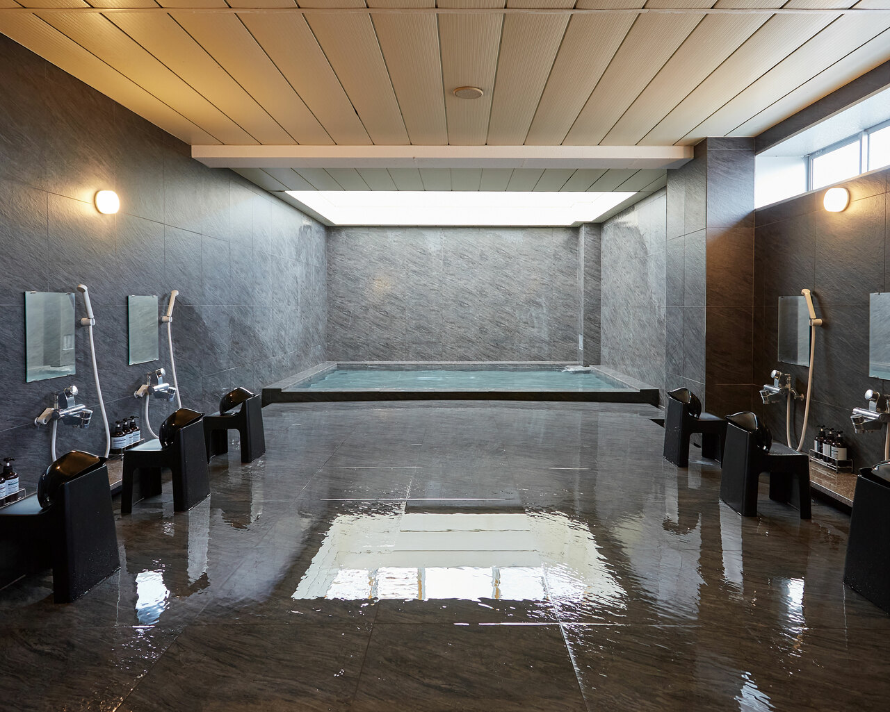 太陽光が降り注ぐ大浴場。