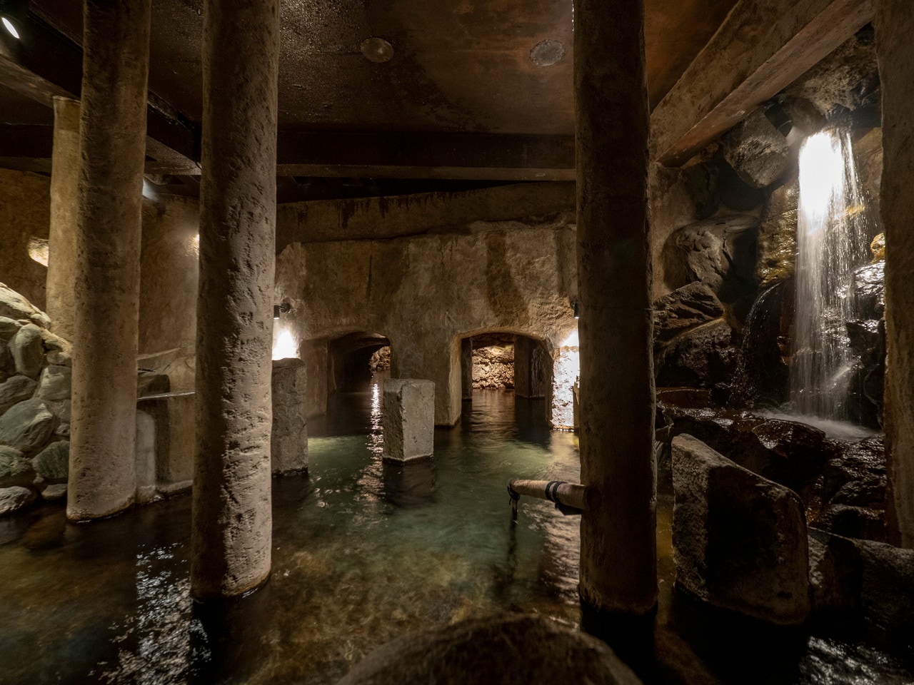 洞窟の奥から大量の源泉が自然湧出している。