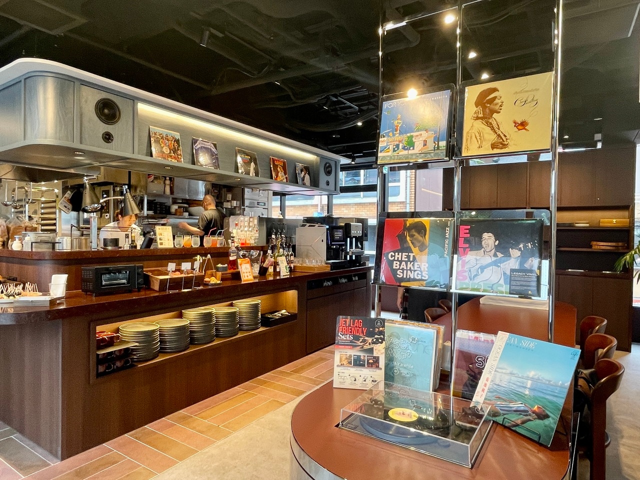 レコードをディスプレイした空間で、音楽を聴きながらドリンクや軽食を楽しめます。