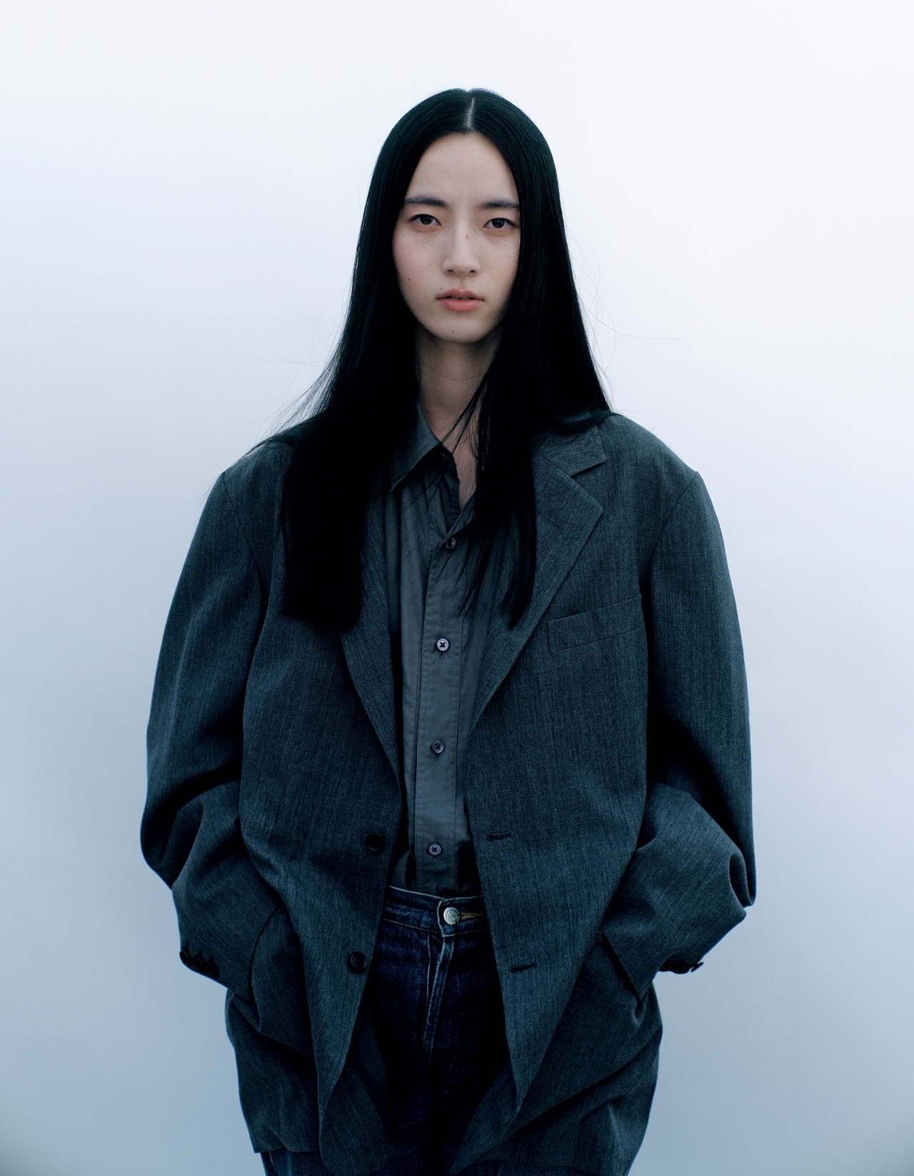 ジャケット 66,000円、シャツ 24,200円／フォル（ジャーナル スタンダード 渋谷スクランブルスクエア店）　デニムパンツ 17,600円／フロント11201（フロント11201）