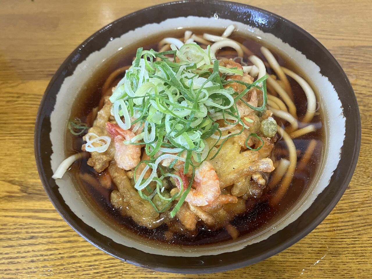 小海老がたくさんのった天ぷらうどん