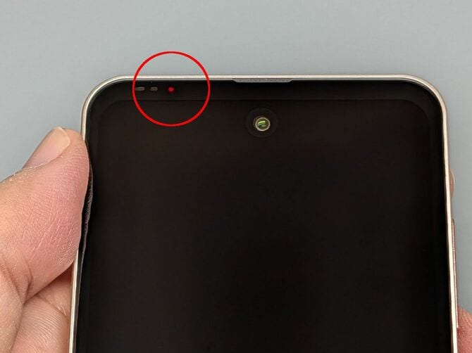 充電中は画面上部左のLEDが点灯します。昨今のスマホではなかなか見ない、かつてのガラケーを彷彿とさせる仕様です