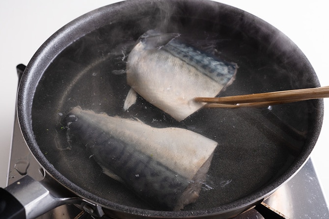 臭み取りに酒少々を加えて。