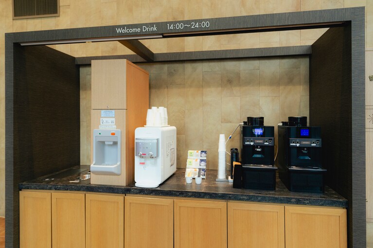 ロビーのドリンクコーナー。