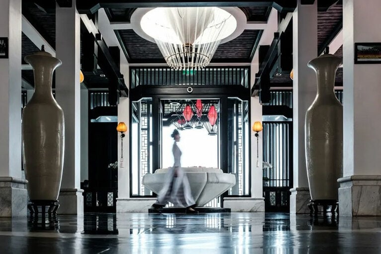 丘の上に位置するロビーは開放的。足を踏み入れてすぐに写真を撮りたくなる。