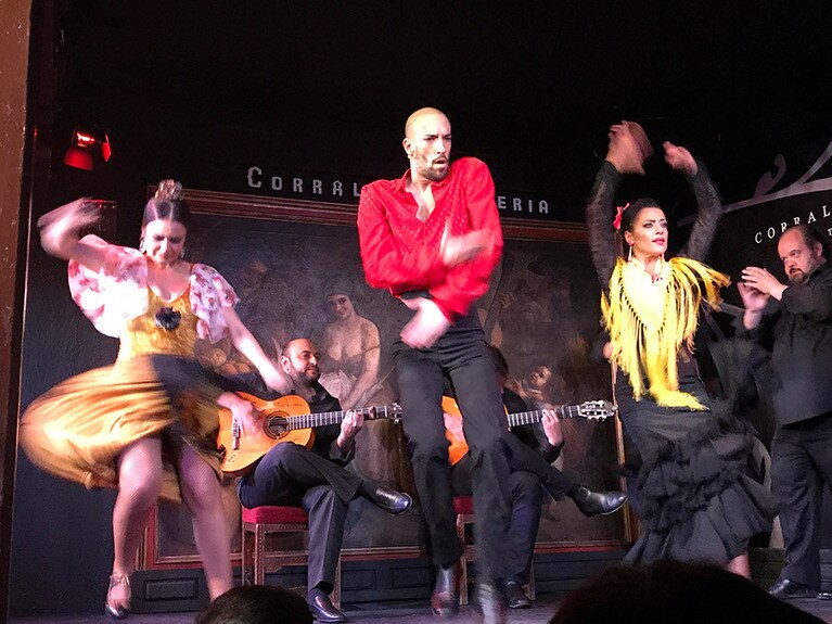 小さなステージいっぱいに踊るフィナーレは大迫力！