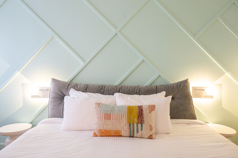 それぞれの客室は、レトロなモーテルを彷彿とさせるパステルカラーで統一。