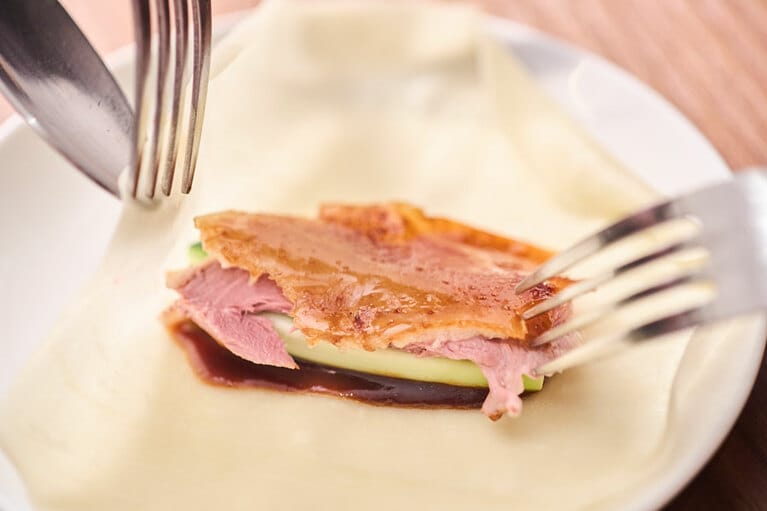 漢方入りの特製ソースをかけて、やさしい甘みの餅皮で包む。