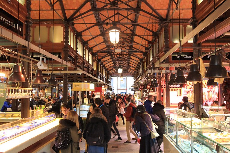 場内には固定店舗と移動式のスタンドがずらりと並ぶ。