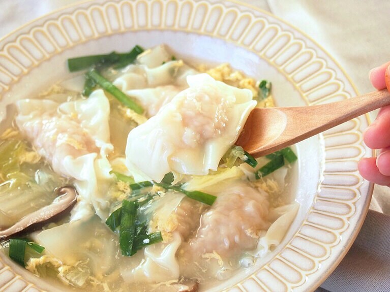 (8) (6)のワンタンを戻しいれ、器に盛り付けて完成です。