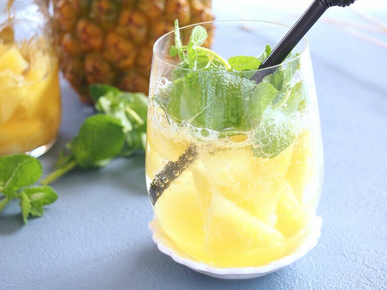 （5）炭酸水をお好みの量入れ、簡単に混ぜたら完成です。