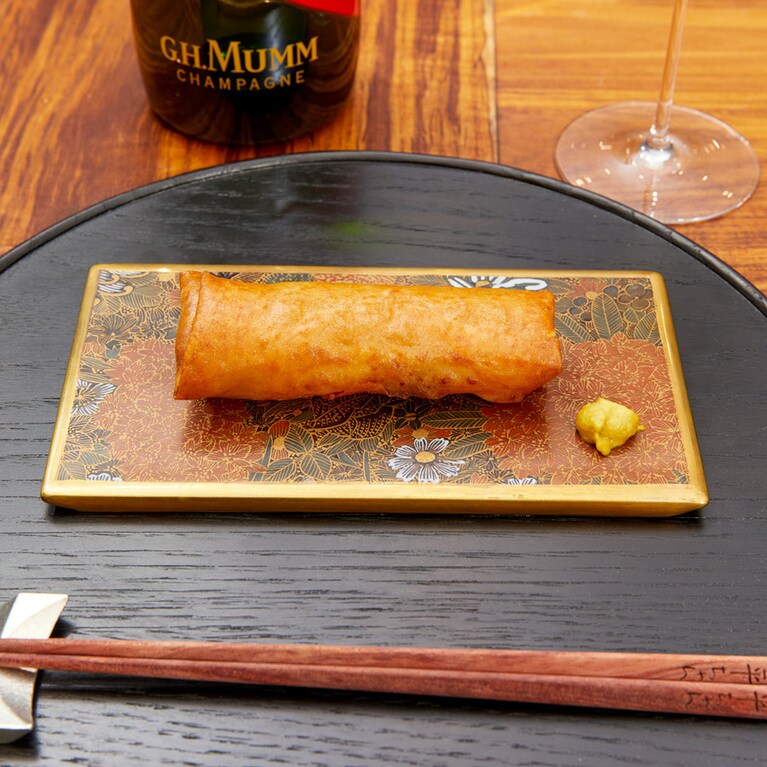 出汁の豊かさを春巻きに閉じ込めた一品は、もはや発明。