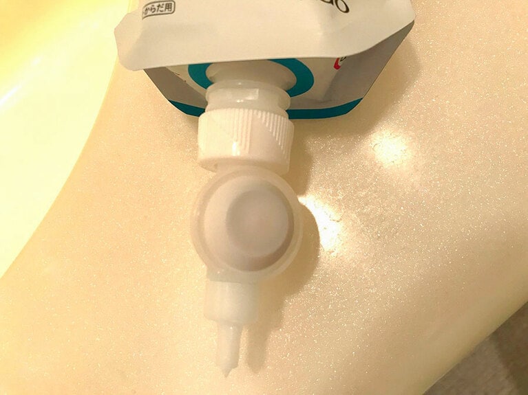 この丸い部分、ノズルを指で押せばクリームが出てくる。子供でも力が弱い人でも使いやすいと思われる点もエライ。