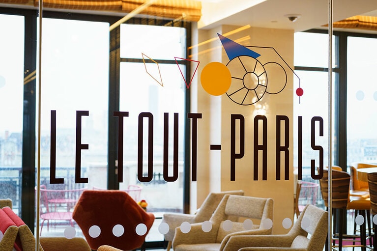 広く多くの人に開かれたレストラン。