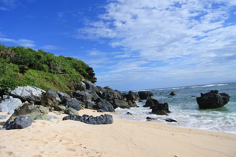 小ぢんまりとした雰囲気のマンマの浜。地層も見どころ。