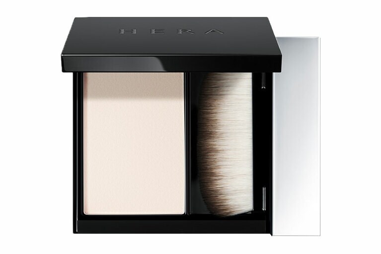 毛穴に密着し、くずれやテカリを抑えてさらさらに。HERA エアリー パウダー プライマー N 6,490円（モデル使用色）／アモーレパシフィックジャパン