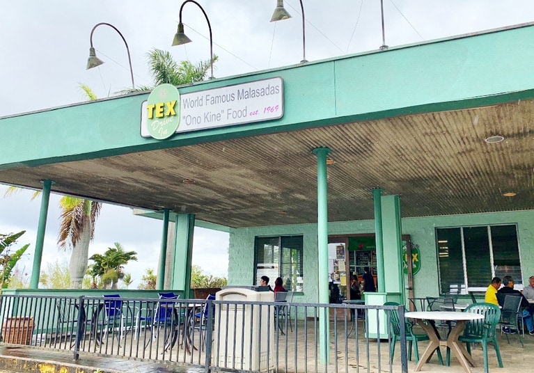 グリーンが印象的な「テックスドライブイン」の外観。