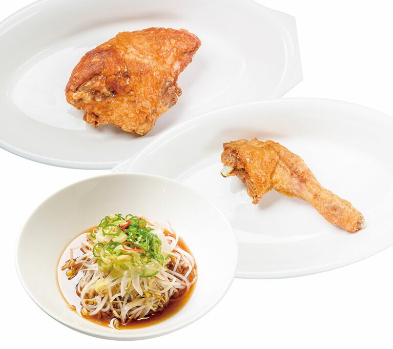 「もやしサラダ」(左下)はチキンを引き立てる名脇役。茹でたもやしときゅうりとタマネギに、醤油ベースのドレッシングがかかっている。