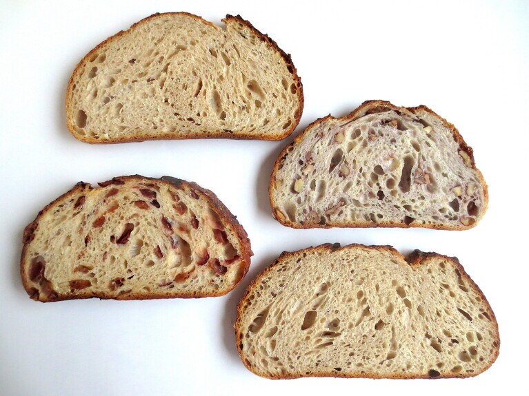 田舎パンの断面。左上より時計回りに「全粒粉」「クルミ」「ライ麦」「クランベリー」。