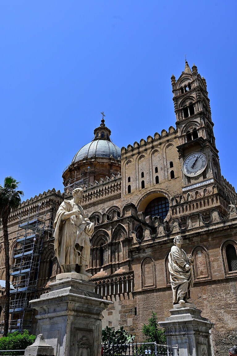 アラブ・ノルマン様式の世界遺産、パレルモ大聖堂。ファサードも圧巻。