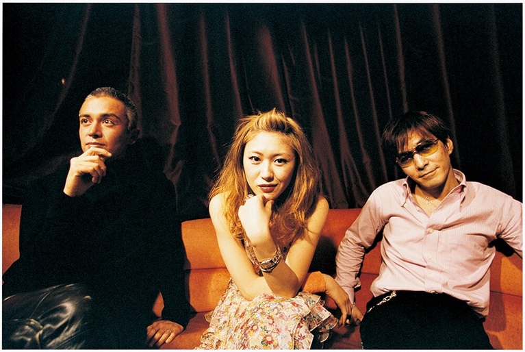 見ているだけでエモい！　左から、ラップ担当のMARC（マーク・パンサー）、ボーカルのKEIKO、プロデューサーの小室哲哉（「globe official」公式Xより）。