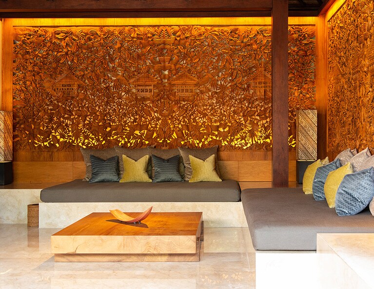 1階にリビングと離れのプールサイドリビング、2階に書斎を備えた寝室がある「ソカ」。ここにもみごとなバリ彫刻が。