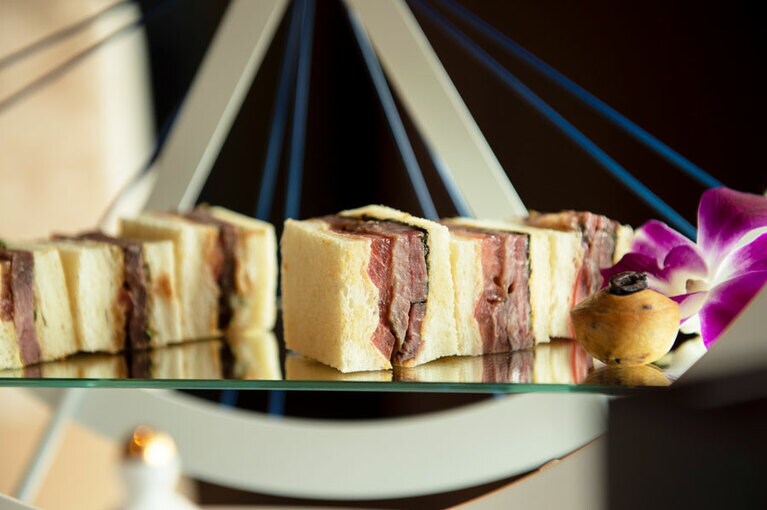 ローストビーフとトマトのサンドイッチ。