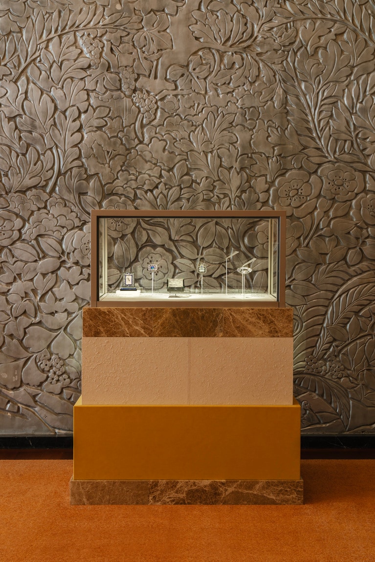 会場風景　東京都庭園美術館　本館　大食堂 ©Van Cleef & Arpels