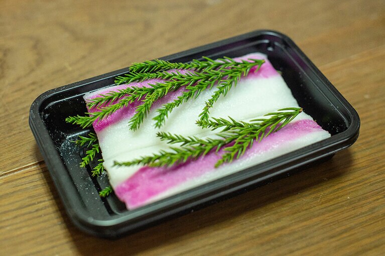 﨑津名物の「杉ようかん」。約220年前に、琉球王の使節団から伝授されたお菓子を復活させたもの。餡入りの餅を彩るピンク色は、ドラゴンフルーツによる色付け。