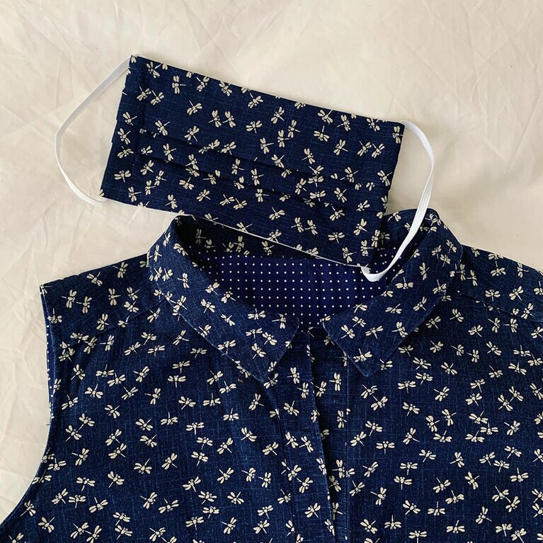 時間ができたので久しぶりにミシンを活用。前に作ったワンピースのはぎれで、マスクを手作り。©Kazuyo Yasuda