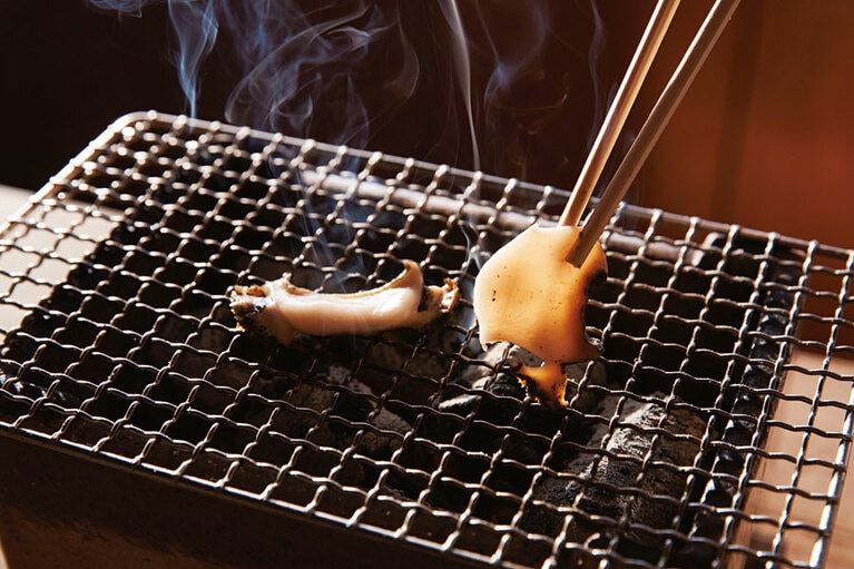 【壱岐リトリート 海里村上】料理長が漁港で直接競り落とすとびきり新鮮な玄界灘の海産物に壱岐牛、幻とうたわれる赤雲丹など稀少な壱岐の食材をふんだんに使った料理が登場する。最高級の地元産天然鮑は、炭火焼き、しゃぶしゃぶと異なる調理法で味わえ、中でも鮑にたっぷりの雲丹をのせた海里焼きは2つの豪華な海の幸が同時に楽しめる看板料理。