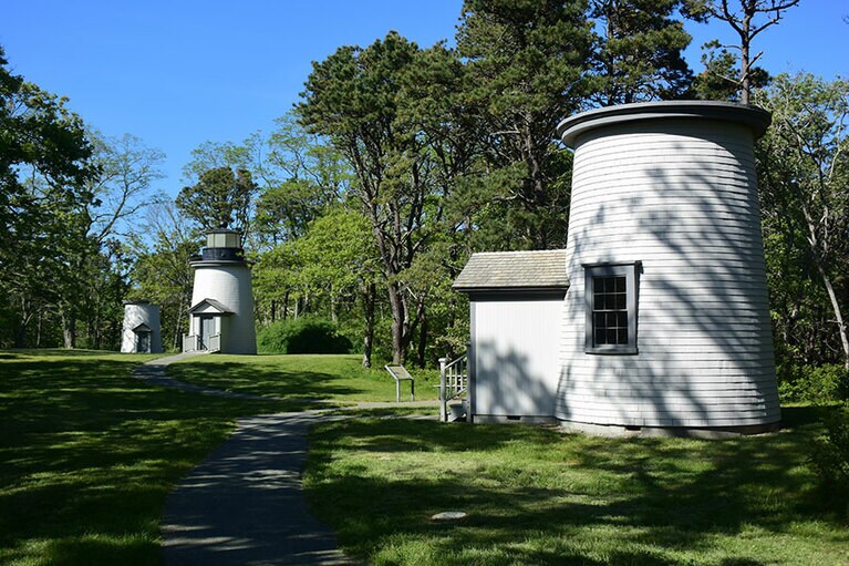 現在は使われていないスリーシスターズ灯台。