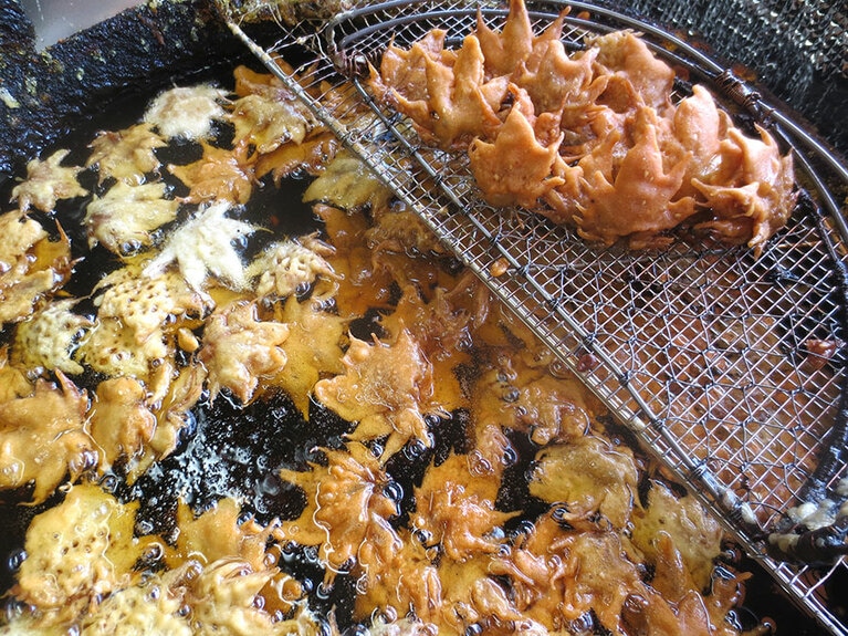 こんがり色付くまでじっくり揚げます。