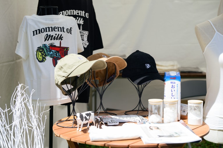 明治とmoment of MILKによる廃棄スキムミルクから作られたアパレル製品の展示販売も。