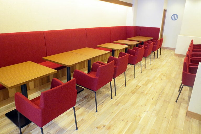 広々した店内は、赤い椅子が印象的。