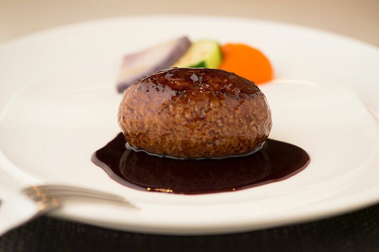 看板メニューのフォアグラハンバーグ。