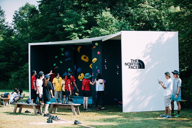 特設の人工壁が用意されている。