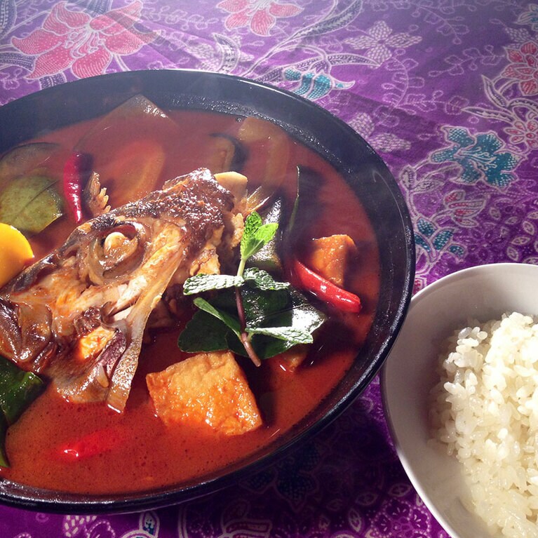 大阪にある「ケニーアジア」の「フッシュヘッドカレー」1,500円。チキンスープで炊きこんだハーブご飯も付いている。魚の頭をメインに、茄子、トマト、オクラ、人参、厚揚げなど野菜もたくさん。数量限定なので、できれば予約を。