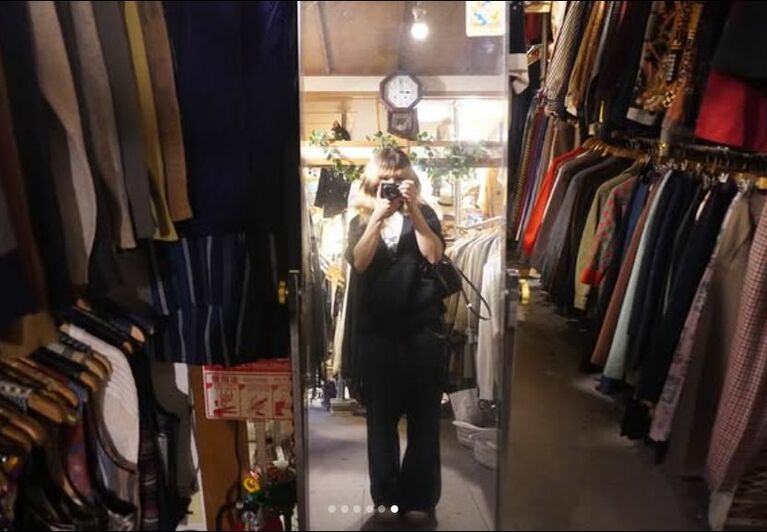 今回の来日では古着屋と思しき場所を訪れている（アリサ・リュウのインスタグラムより）