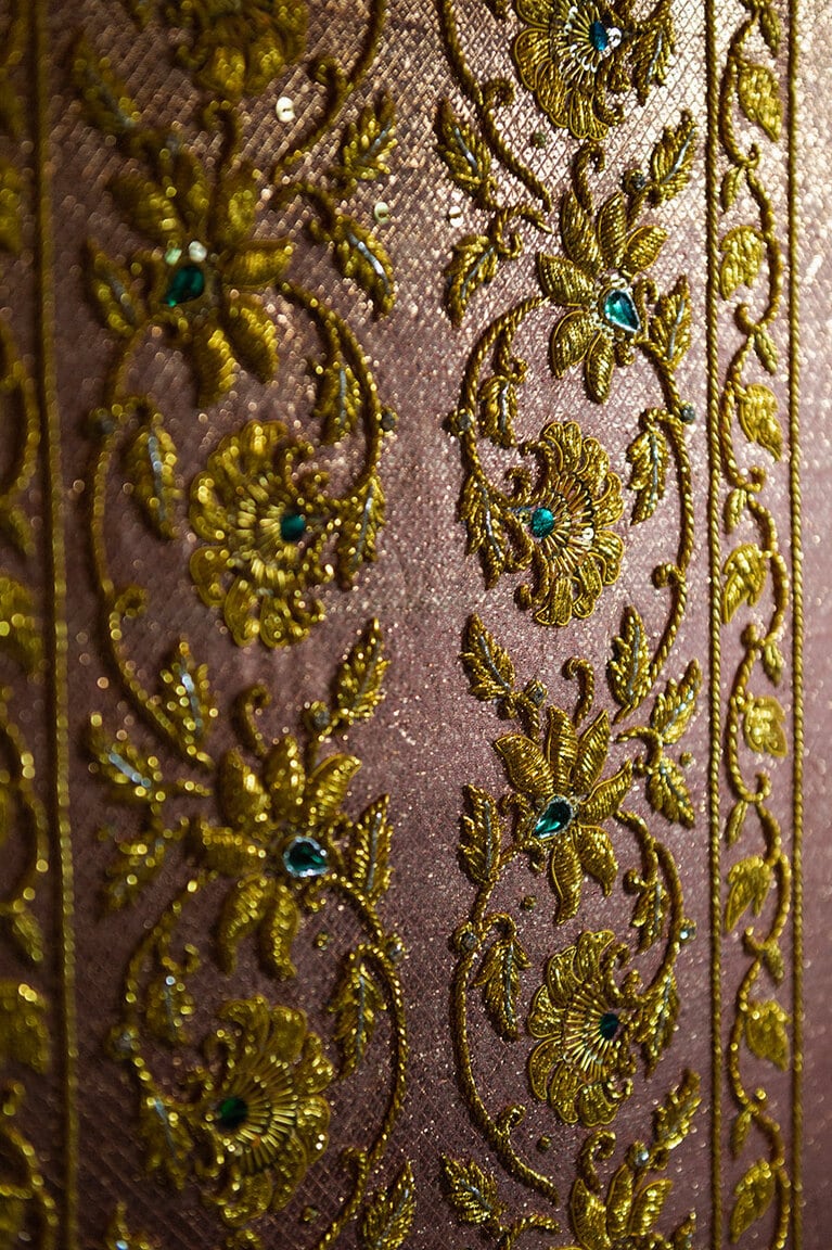 壁掛け作品は、近づいてディテールを確かめると、その精緻さに圧倒される。