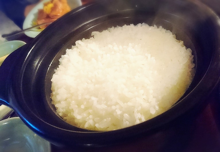 フタを開けると立ち上る湯気。幸せの瞬間を6人で分かち合う。