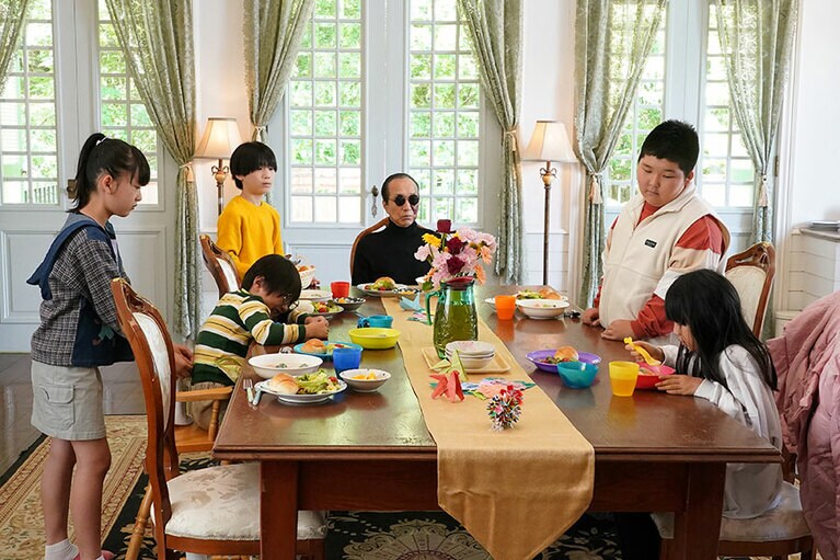 親に虐待されていた子どもを屋敷に集めていた灰川。その目的は……。©井龍一・伊藤翔太／講談社　©ytv