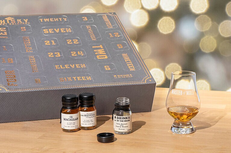Whisky Advent Calendar (2020 Edition) W35cm×H34cm×D8cm 17,000円前後 ※JPY で表示されている価格は概算。すべての価格はGBPで、注文はGBPで請求。注文合計(実際に請求される金額)は、注文前に英ポンドで表示される。