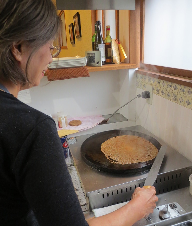 ガレットを焼く西尾知子さん。