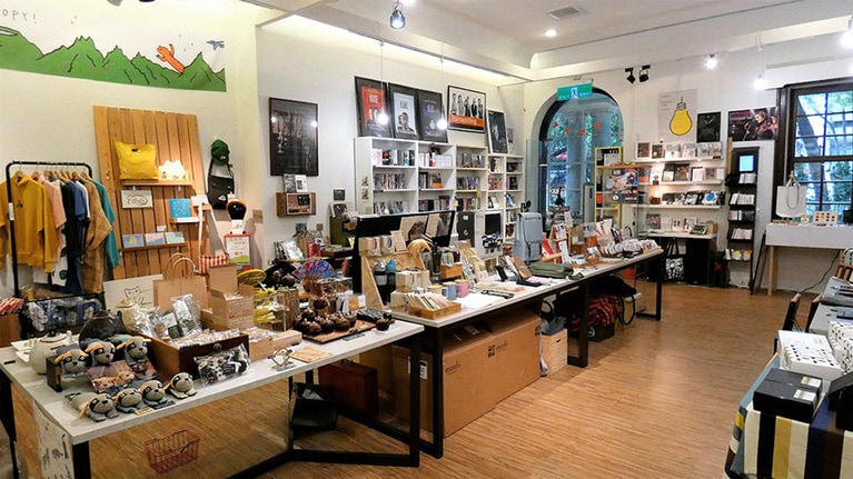 天井が高く、広々とした空間にさまざまな台湾ブランドが並べられています。