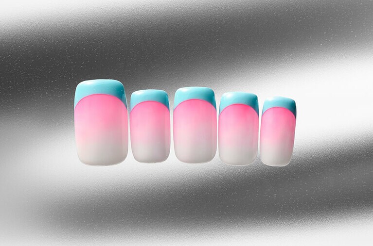 カラーグラデーションがアクセントになったフレンチネイル。